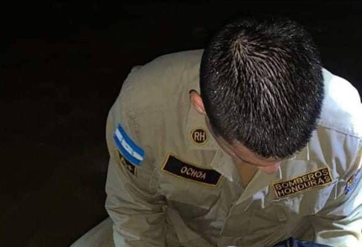 Este miembro de los Bomberos sostuvo en sus brazos al niño ahogado tras el hallazgo. 