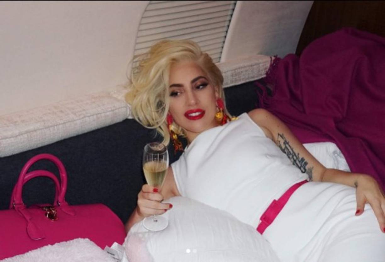 Y es que medios estadounidenses aseguran que la cantante está comprometida con su pareja Christian Carino a 9 meses de conocerlo.