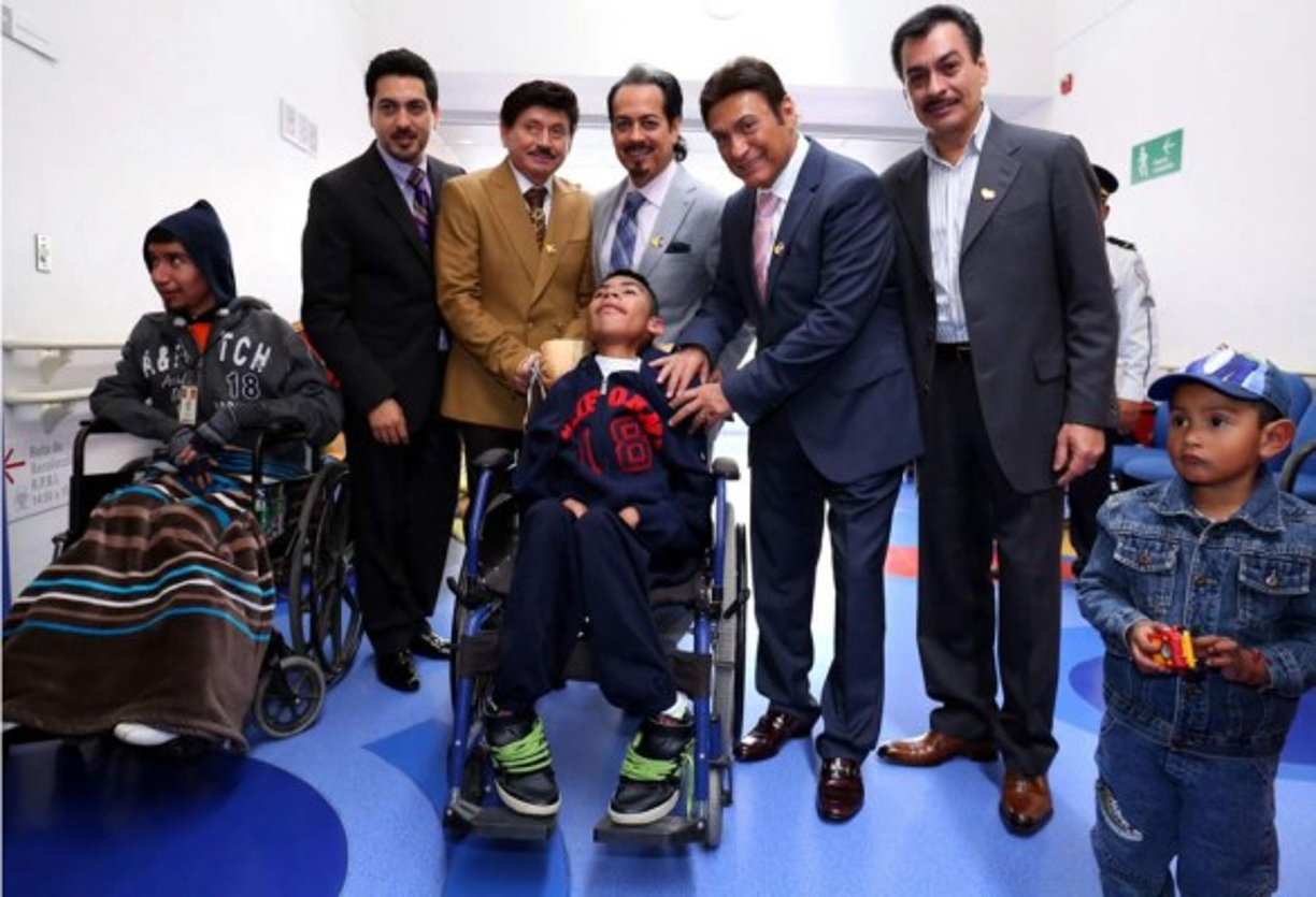 Los Tigres del Norte visitando un centro de la Teletón en México.