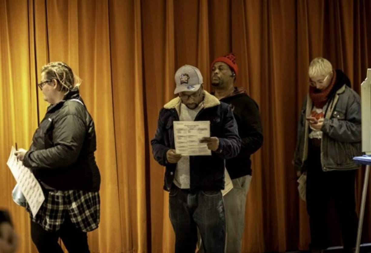 Los primeras urnas cerraron a las 18H00 (23H00 GMT) en partes de Kentucky e Indiana y las últimas lo harán siete horas más tarde en Alaska.