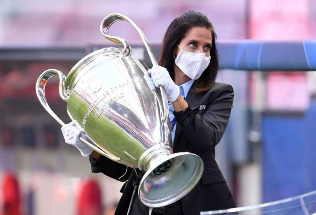 La 'Orejona' de la Champions League estuvo presente en el estadio Da Luz de Lisboa.