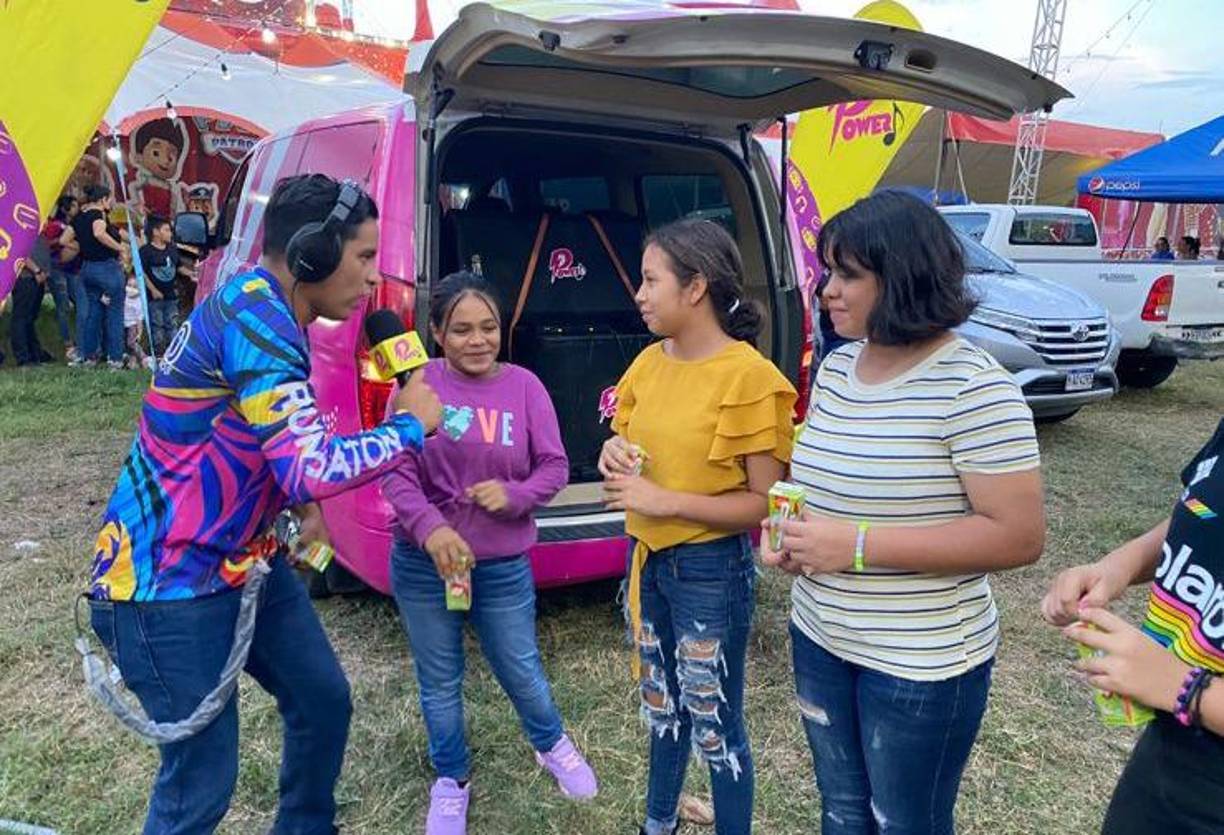 Parte de la festividad fue charlar con los invitados.