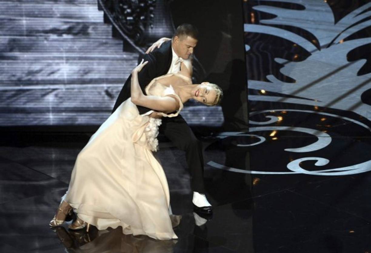Charlize Theron y Channing Tatum bailan en el show de la entrega de los premios Oscar el 24 de febrero de 2013 en Hollywood, California.