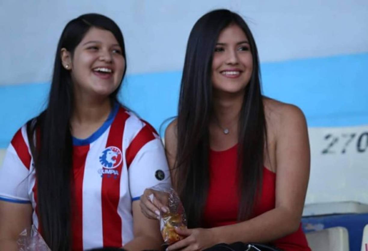 Bonitas aficionadas del Olimpia en las gradas del estadio Nacional.