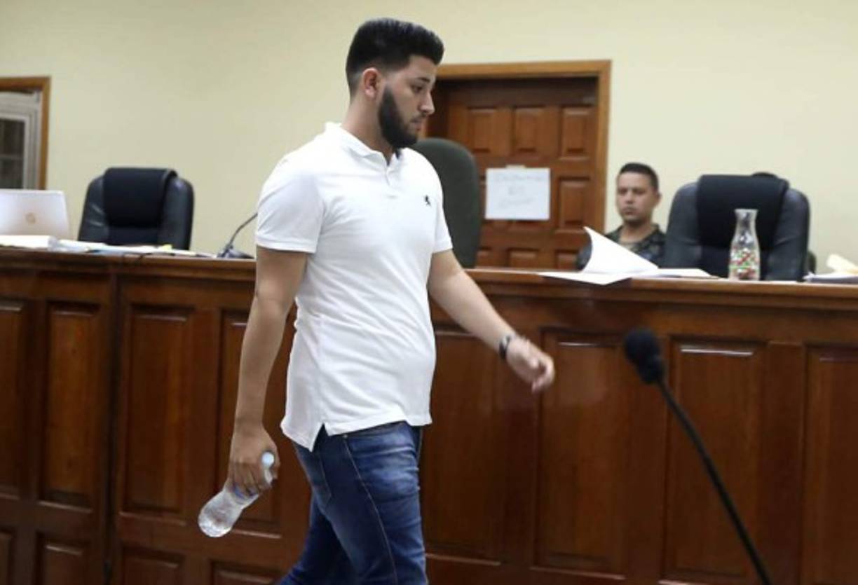 En septiembre de 2017, el imputado fue sentenciado por la sala primera del Tribunal de Sentencia a 20 años de reclusión por el asesinato de Edwin Geovanny Eguigure Abdul y 13 años con cuatro meses por tentativa en contra de su esposa María Auxiliadora Sierra, hechos ocurridos el 20 de noviembre de 2014 en la aldea El Chimbo, Francisco Morazán.