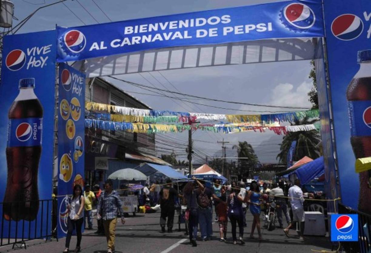 Esta imagen muestra un portal que invita a disfrutar del carnaval que siempre está cargado de un ambiente espectacular lleno de colorido y de feria.