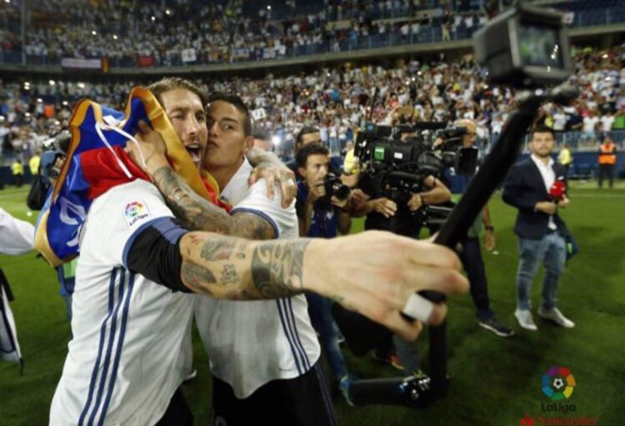 Real Madrid's Costa Rican goalkeeper Keylor Navas celebrates at the end of the UEFA Champions League group G football match between Real Madrid CF and AS Roma at the Santiago Bernabeu stadium in Madrid on September 19, 2018. / AFP PHOTO / GABRIEL BOUYS