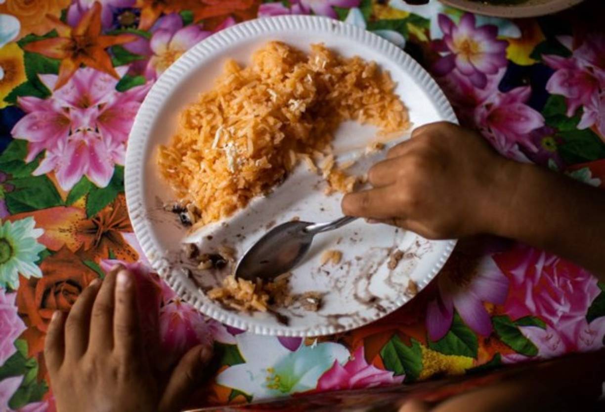 Los niños migrantes que acompañan a sus padres o que realizan solos la peligrosa travesía reciben alimentos en el albergue de Las Patronas.