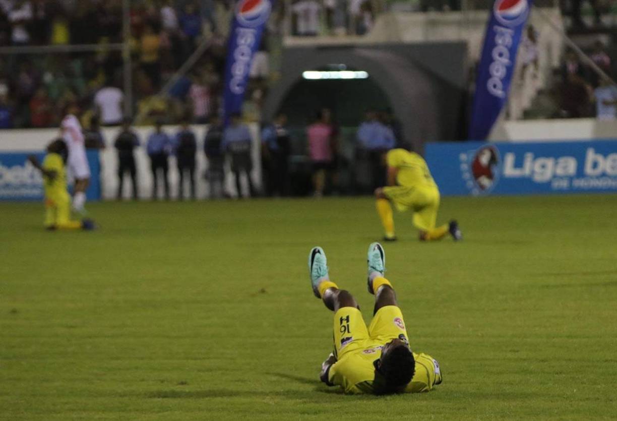 Los jugadores del Génesis quedaron agotados y tristes por dejar escapar el triunfo ante el Olimpia.