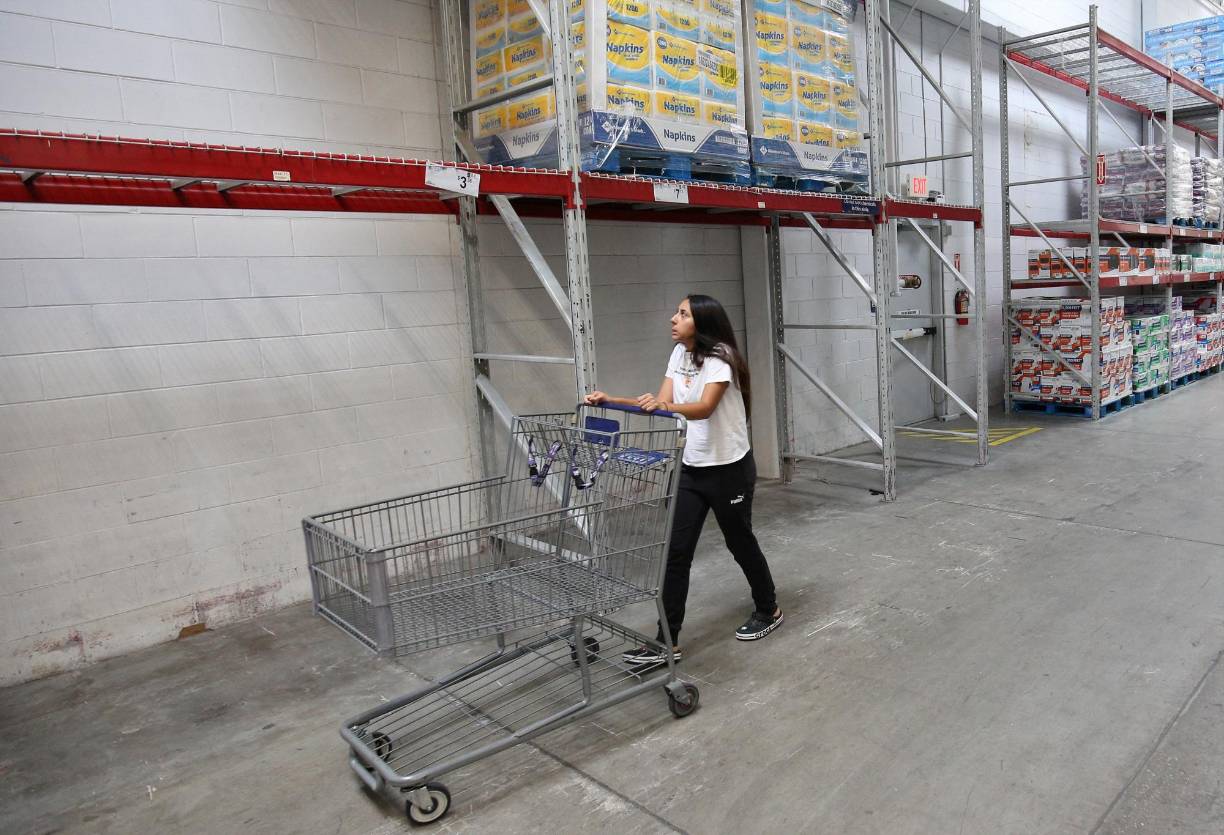 Los nerviosos residentes agotaron productos como el agua embotellada, pan, huevos, lácteos, baterías y linternas de los principales supermercados de la Florida.