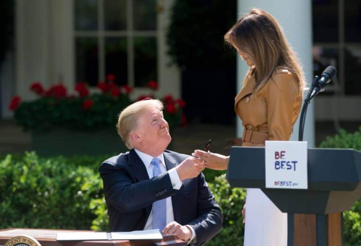 Trump y Melania se mostraron muy unidos durante el evento presidencial, luego de una publicación del diario The Washington Post que afirma que la pareja lleva vidas separadas dentro de la Casa Blanca.