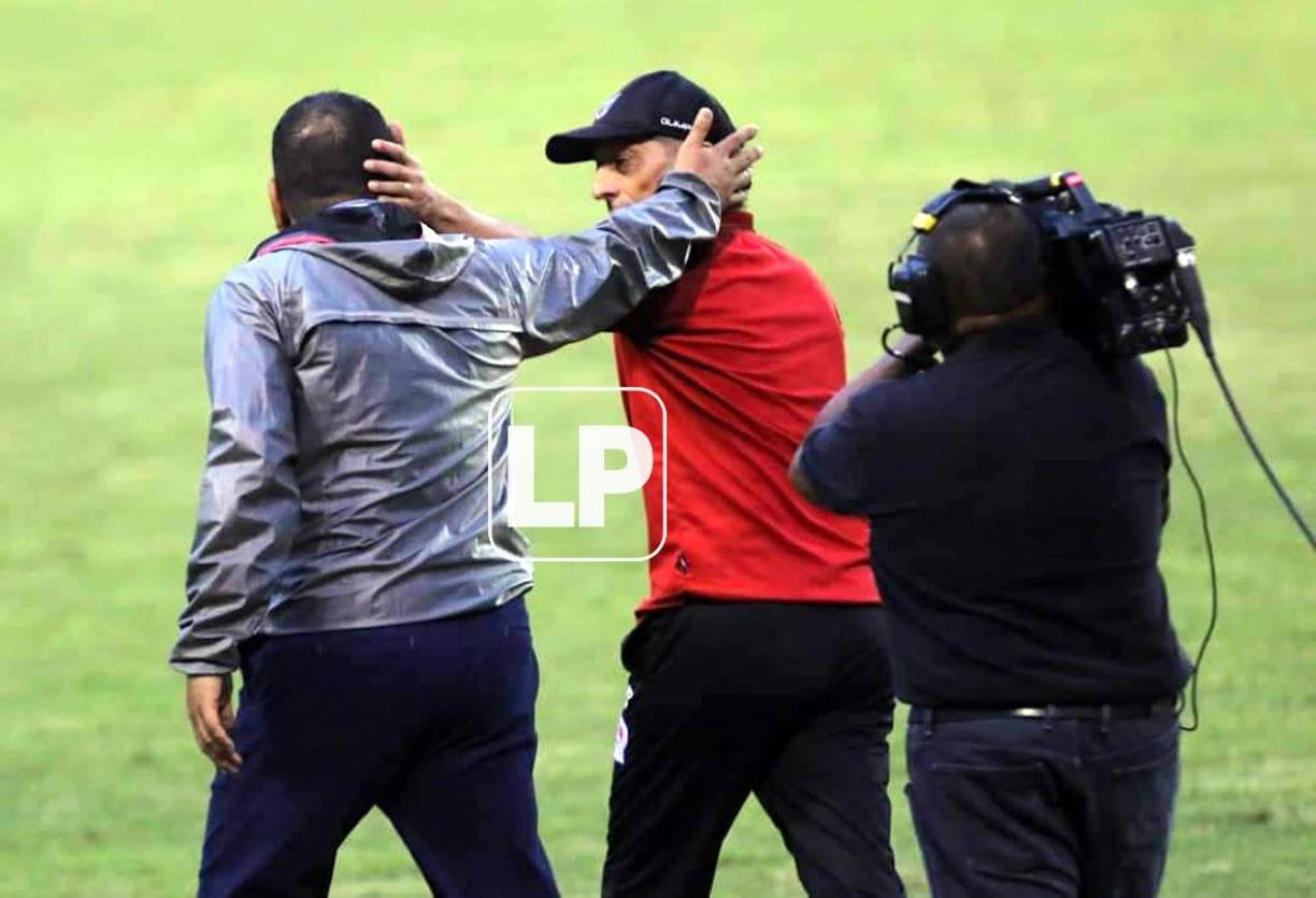 Pedro Troglio volvió a saludar a Jhon Jairo López al final del partido.