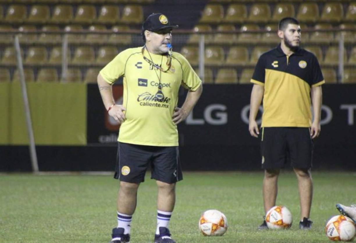 Otro de los regalos que le hace Maradona a sus jugadores es que les obsequia botines.