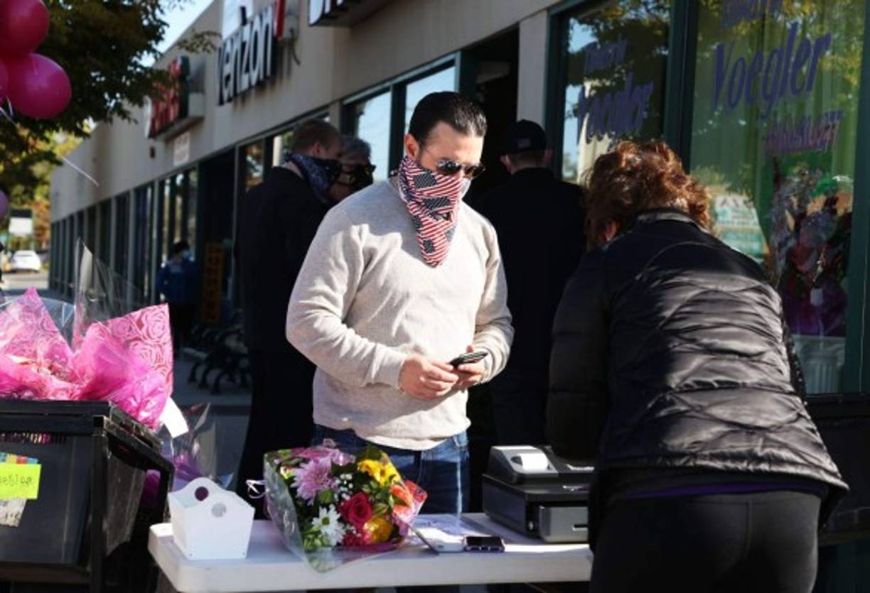 Algunos comercios de la ciudad de Nueva York también recibieron permiso para reabrir por las festividades del Día de la Madre.