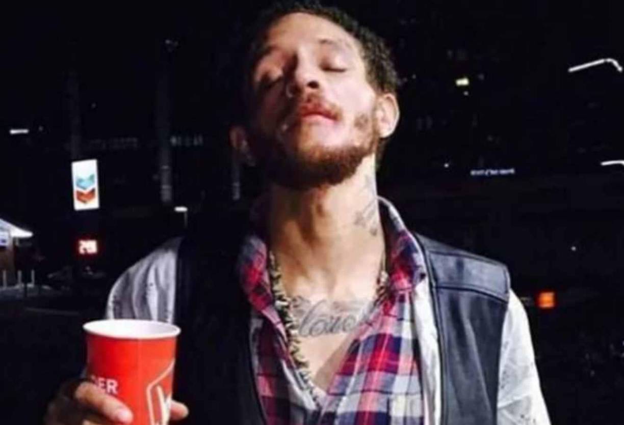 En 2009, las autoridades lo detuvieron por hacer “maniobras peligrosas” con su moto y tras encontrar varias armas en una bolsa fue acusado de ocho cargos y le dieron ocho meses de detención domiciliaria.