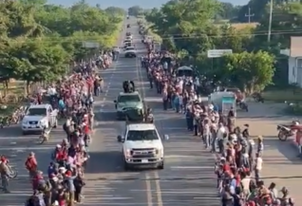 Esto, luego de 13 días de bloqueos en diferentes puntos de la vía de comunicación chiapaneca, mientras que videos que circulan en redes sociales, dejan ver que los lugareños hacen una valla en fila alrededor de la autopista federal 211 para agradecer con aplausos, vivas y ovaciones al grupo armado.