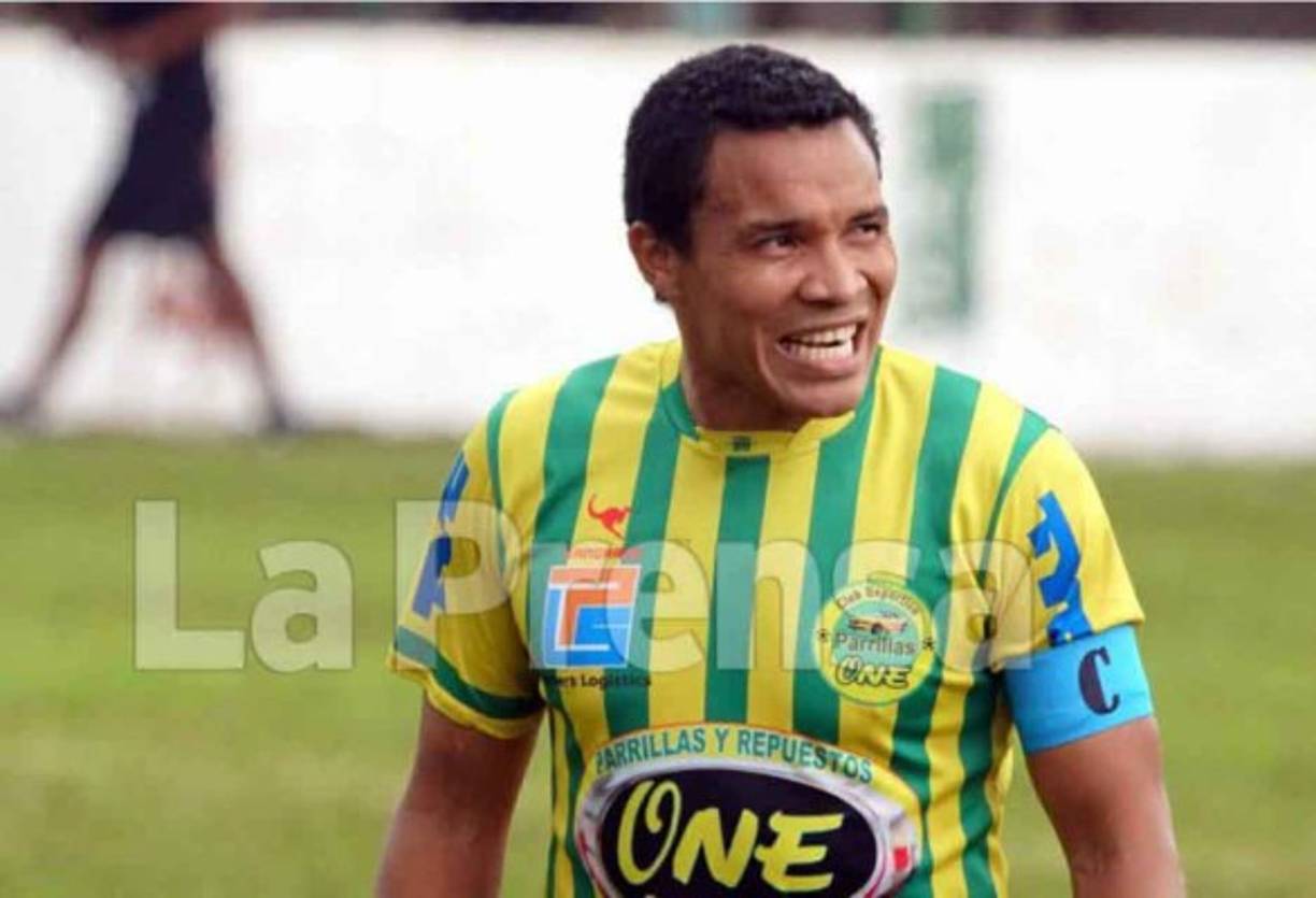 El Parrillas One cuenta en sus filas a nada más y nada menos que a 'Rambo' De León. El club descendió en el 2015 y hoy está a las puertas de volver. El equipo ha comenzado la construcción de su estadio en La Lima.