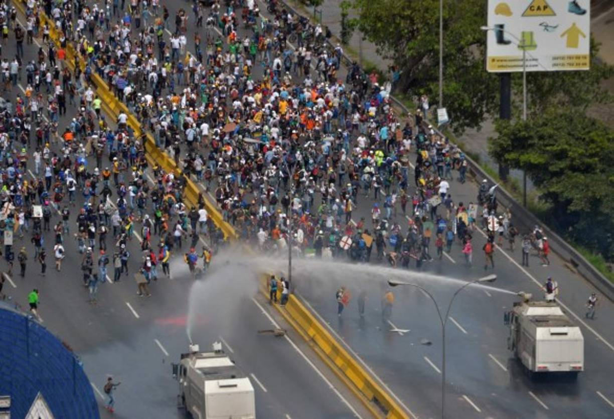 Las fuerzas de seguridad dispersan a los manifestantes con cañones de agua.