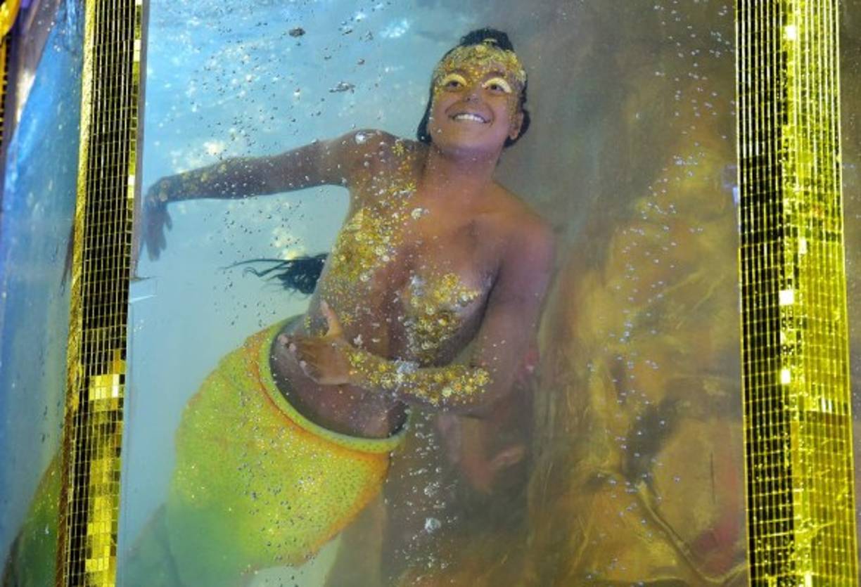 La sirena era Anna Giulia, la única mujer afroamericana en el equipo brasileño de natación sincronizada.