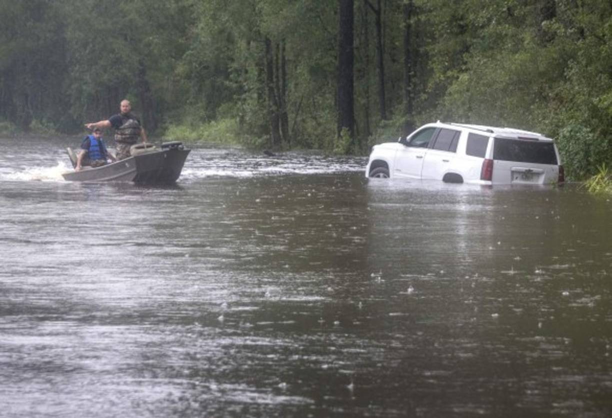 CHU01. Latta (United States), 16/09/2018.- A Dillon County rescue boat passes a stuck car in a flood road in Latta, South Carolina, USA, on 16 September 2018. Hurricane Florence has weakened to a Tropical Depression but is causing widespread flooding. (Estados Unidos, Florencia) EFE/EPA/CRISTOBAL HERRERA