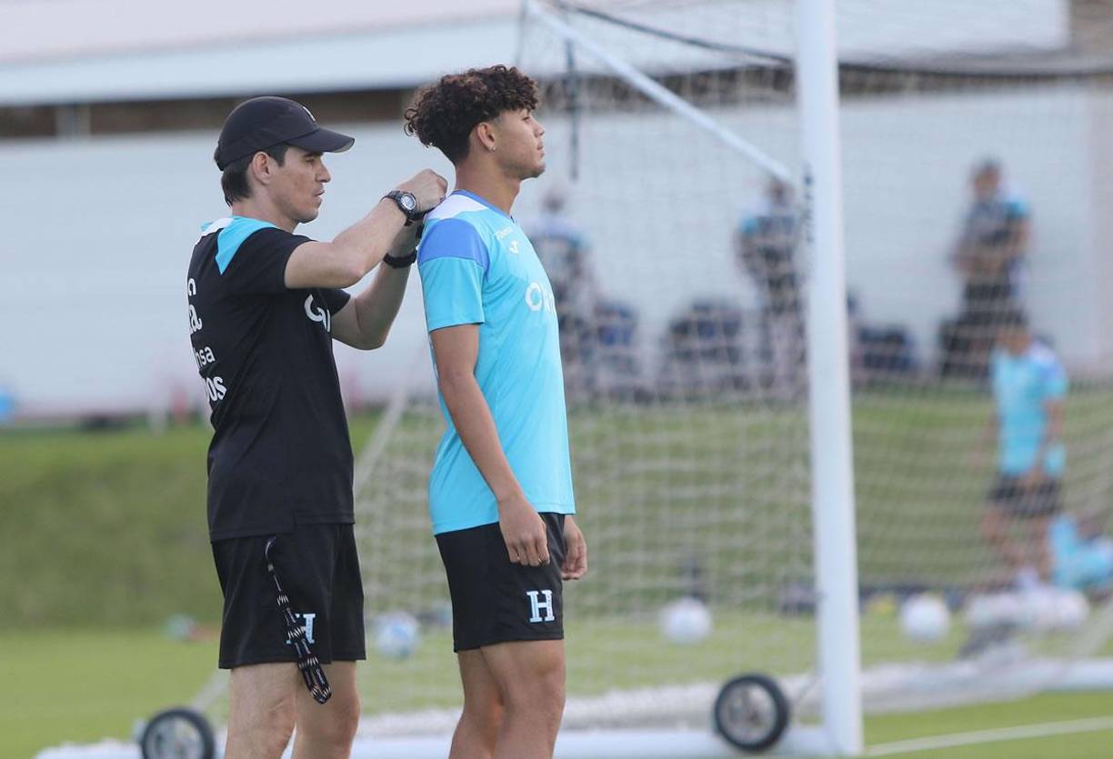 Aquí se puede apreciar la instalación del medidor de GPS en la camiseta que utilizó David Ruiz en el entreno de este domingo en el CAR José Rafael Ferrari.