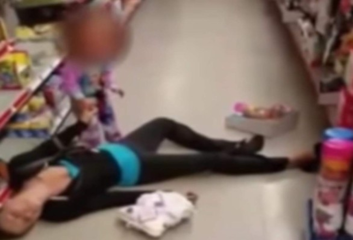 Meses más tarde, el video que mostraba a una mujer desvanecida en un supermercado tras sufrir los efectos de una sobredosis mientras su hija intentaba reanimarla volvieron a mostrar los devastadores efectos de las drogas en la sociedad estadounidense.