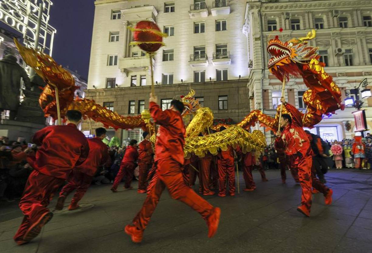 Durante una semana, el segundo país más poblado del mundo se paraliza: los chinos aprovechan su principal época festiva del año para visitar sus lugares de procedencia en el conocido como ‘chunyun’, la mayor migración anual del planeta, que espera batir récords este año con unos 9.000 millones de desplazamientos.
