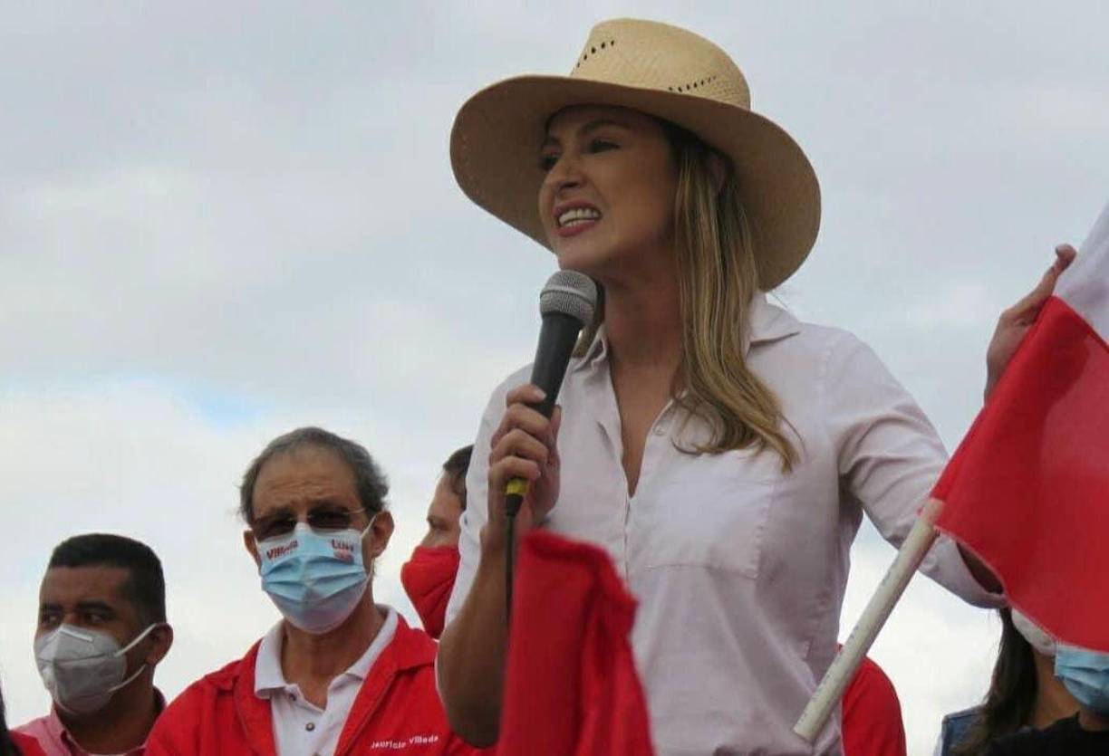 En ese entonces, cuando esa entidad era dirigida por Salvador Nasralla, que ahora es precandidato presidencial del Partido Liberal. En 2021, volvió a incursionar en política tras su paso por el PAC, esta vez como candidata a diputada del PL por la corriente de Luis Zelaya. 