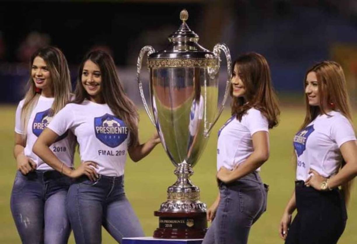 Bellas edecanes se encargaron de llevar el título de Copa Presidente.