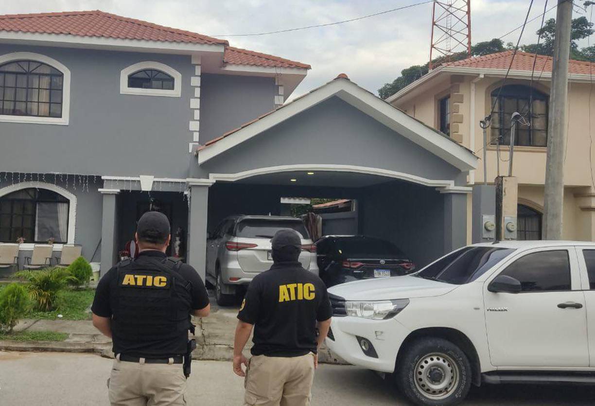 Las autoridades indicaron que el día que se allanó la lujosa casa de la Medina Martínez, en el garaje de la se encontró miles de dólares embalados y varios carros de lujo. 