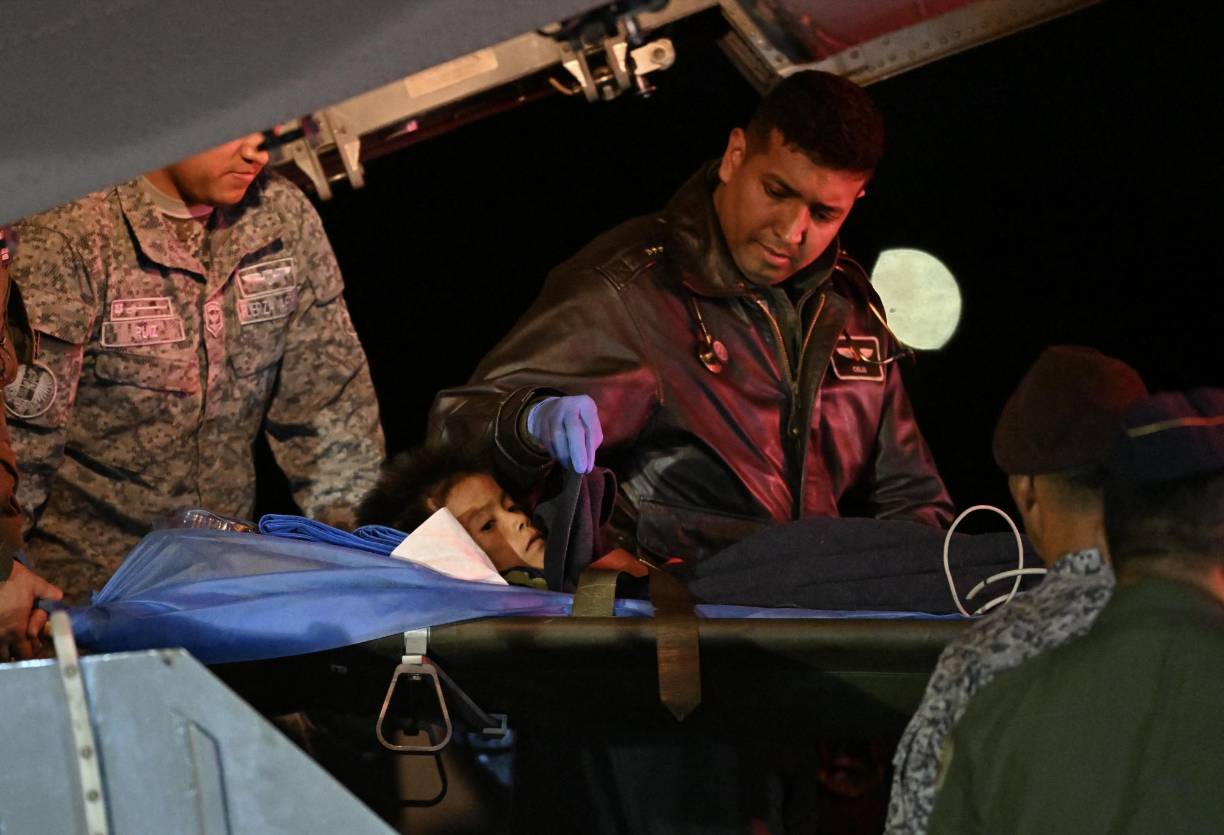 Las imágenes difundidas por el Sistema de Medios Públicos de <b>Colombia</b> también muestran a los <b>niños</b> recostados y recibiendo “suero” para rehidratarlos mediante cucharaditas dadas por militares.