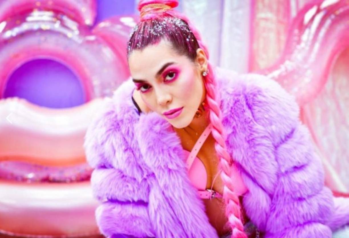 Junto a esta polémica entrevista, Frida también decidió mostrarse de una manera radical y se realizó una serie de fotografías al estilo Cotton Candy, en las que según muchos fanáticos se parece mucho a su mamá y luce espectacular.