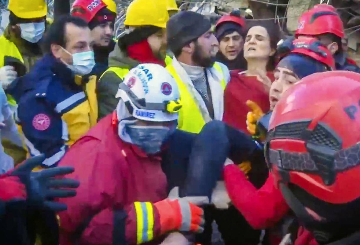 Handout picture released by El Salvador's presidency press office showing members of El Salvador's Urban Search and Rescue Team (USAR) carrying a woman during rescue operations in Sehit Aileleri, Kahramanmara?, Turkey on February 12, 2023 . - A rescue team composed of specialists from El Salvador and Turkey managed to rescue a woman and a child, with signs of hypothermia, who had been buried for six days after the earthquake that affected Syria and Turkey, Salvadoran President Nayib Bukele said in a statement. (Photo by Handout / EL SALVADOR'S PRESIDENCY PRESS OFFICE / AFP) / RESTRICTED TO EDITORIAL USE - MANDATORY CREDIT 'AFP PHOTO / EL SALVADOR'S PRESIDENCY PRESS OFFICE' - NO MARKETING - NO ADVERTISING CAMPAIGNS - DISTRIBUTED AS A SERVICE TO CLIENTS