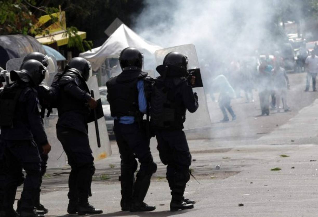 Los manifestantes respondieron lanzándoles piedras y palos.