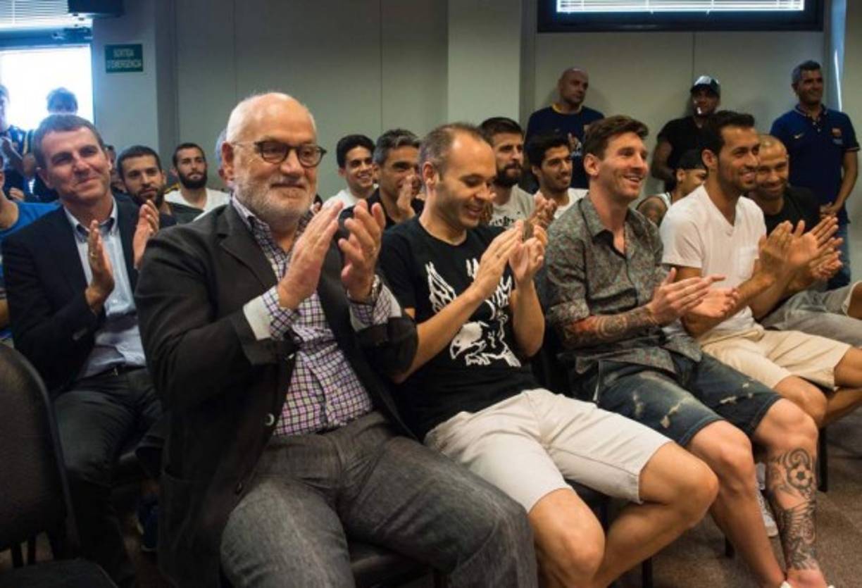 Iniesta, Messi y Busquets entre los asistentes a la rueda de prensa de Pedro