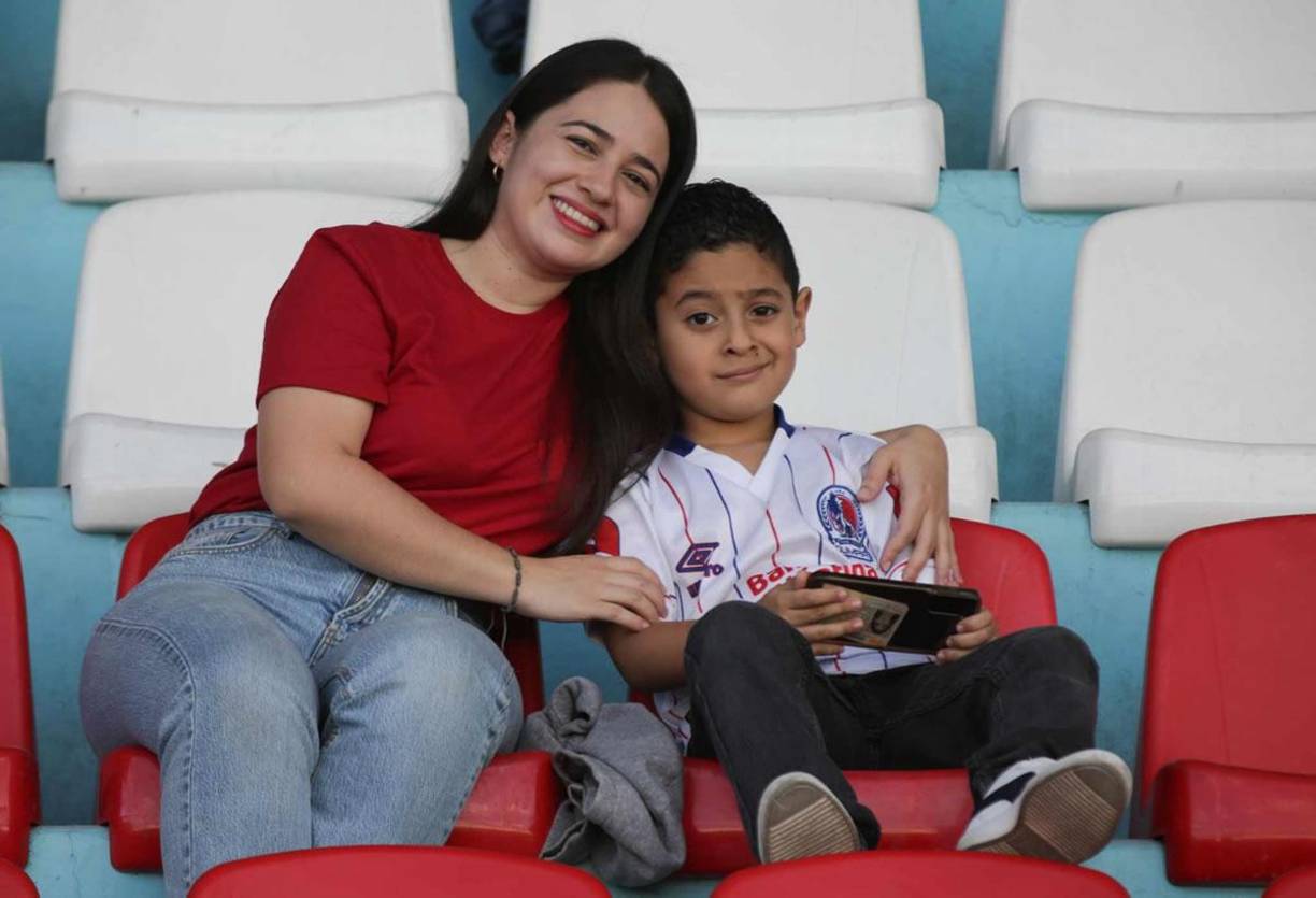 Una bella madre orgullosa con su hijo olimpista en el sector de silla del Nacional.