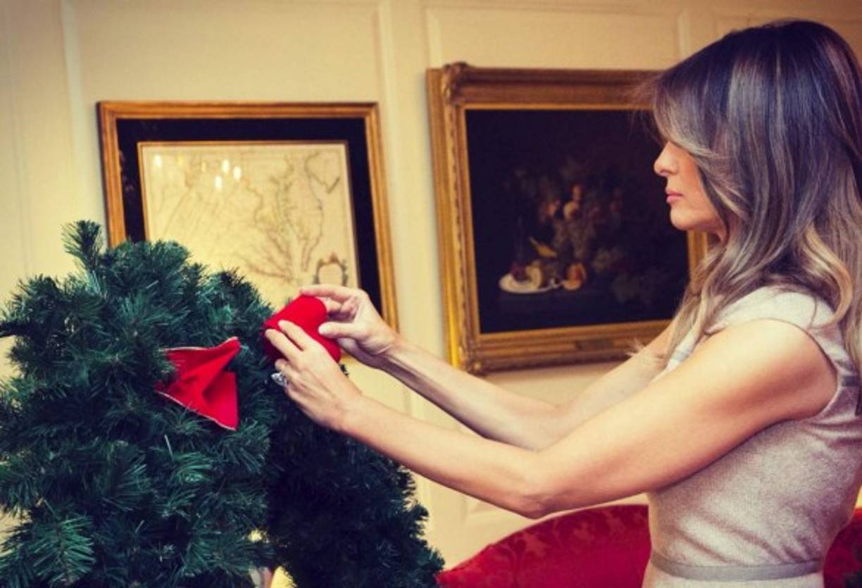El Thanksgiving Day marca el inicio de la temporada navideña en EUA, y la primera dama estadounidense ya comenzó a decorar la Casa Blanca para las fiestas de fin de año.