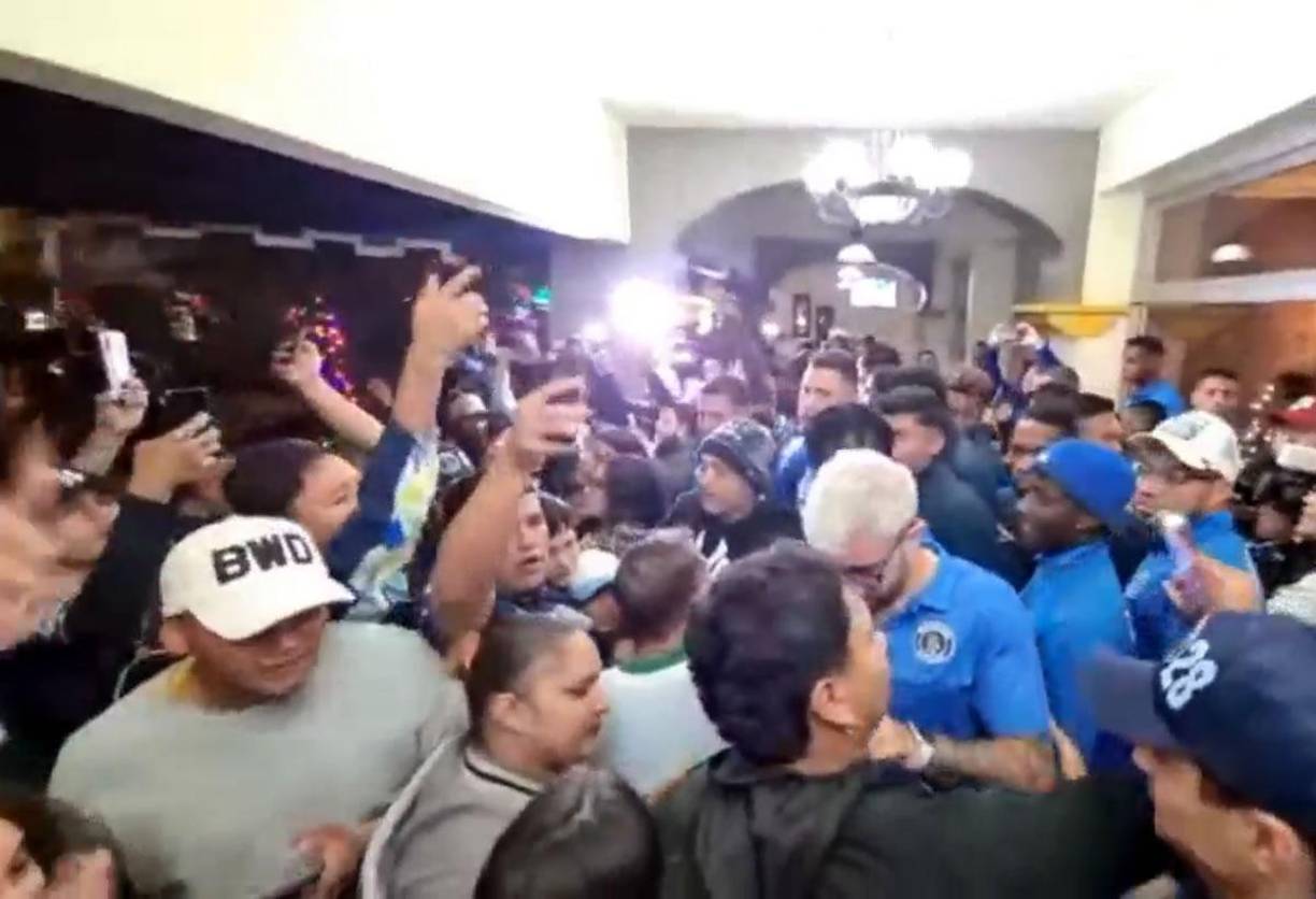 Agustín Auzmendi fue el futbolista más buscado por la afición del Motagua, que comenzó al banderazo a partir de las 7 de la noche.