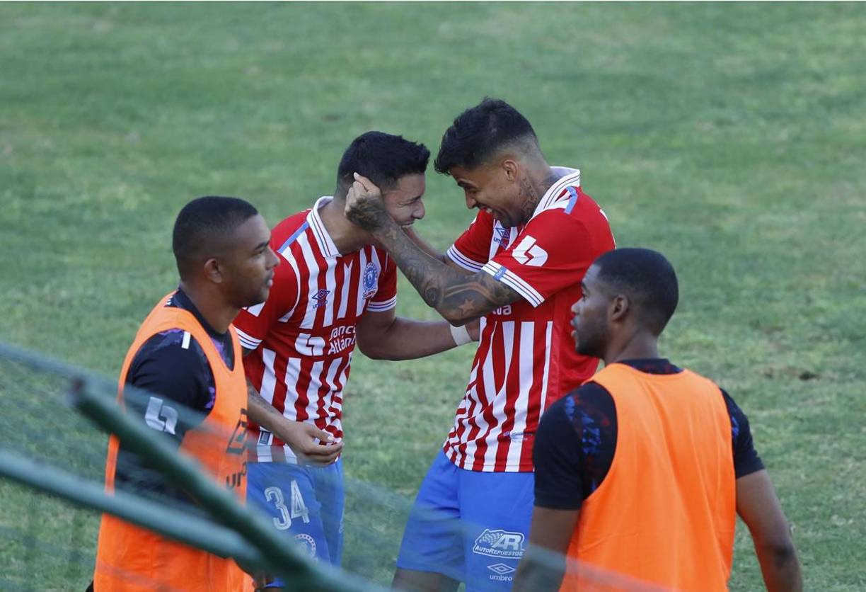 Gabriel Araújo felicitó a Kevin López tras su gol en el Clásico.