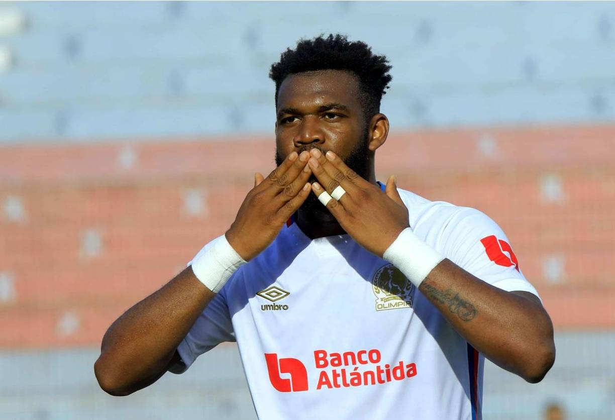 El beso que mandó Jorge Benguché en el festejo de su gol para el 0-2 del Olimpia ante el Victoria.