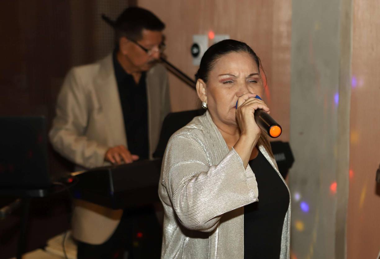 La Agrupación Tú y Yo deleitó a las damas con amplio repertorio musical para su reunión. 