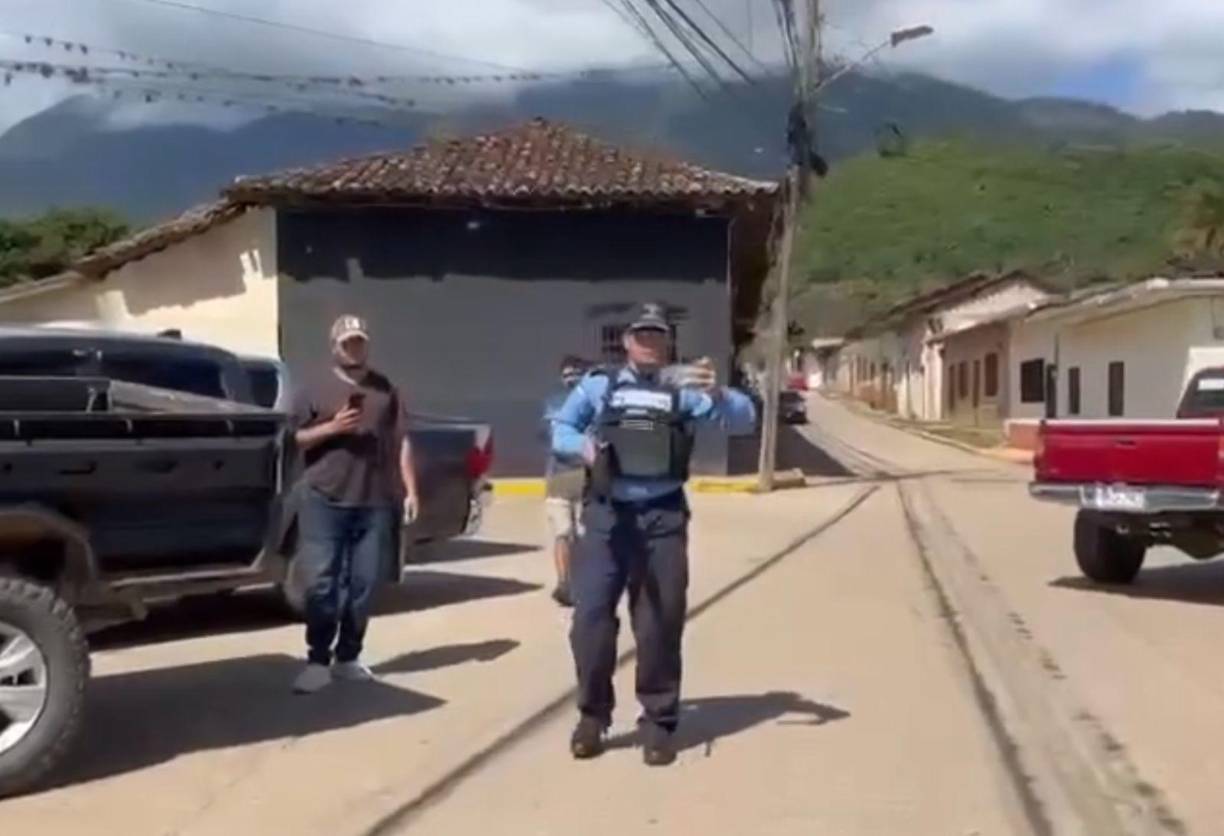 “No, yo le desarmo la cabeza ahorita”, dijo uno de los civiles a Nolasco, mientras este les advertía que dispararía si ellos disparaban primero. 