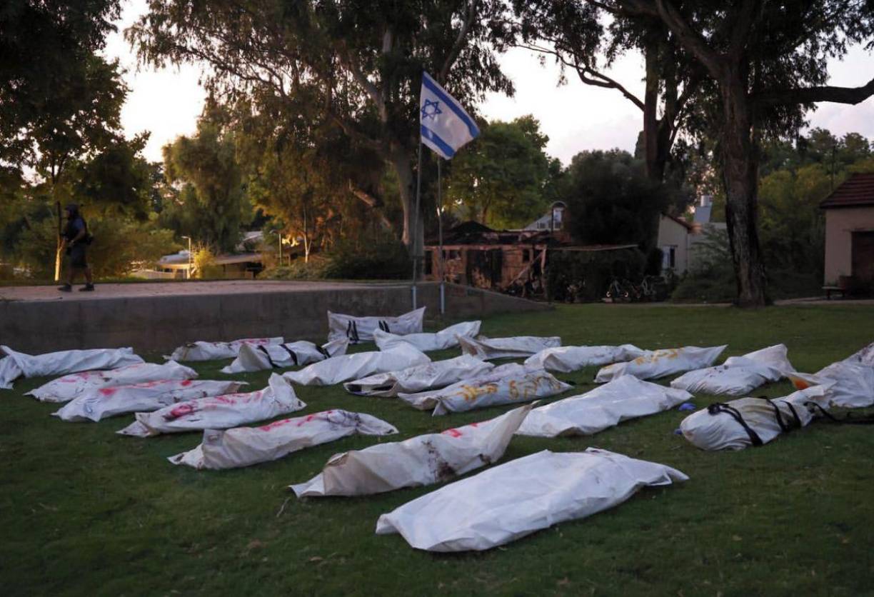 <b>06.</b> Los cuerpos cubiertos se reúnen en el kibutz Beeri, cerca de la frontera con Gaza, lugar de una infiltración de militantes palestinos el fin de semana del 11 de octubre de 2023.