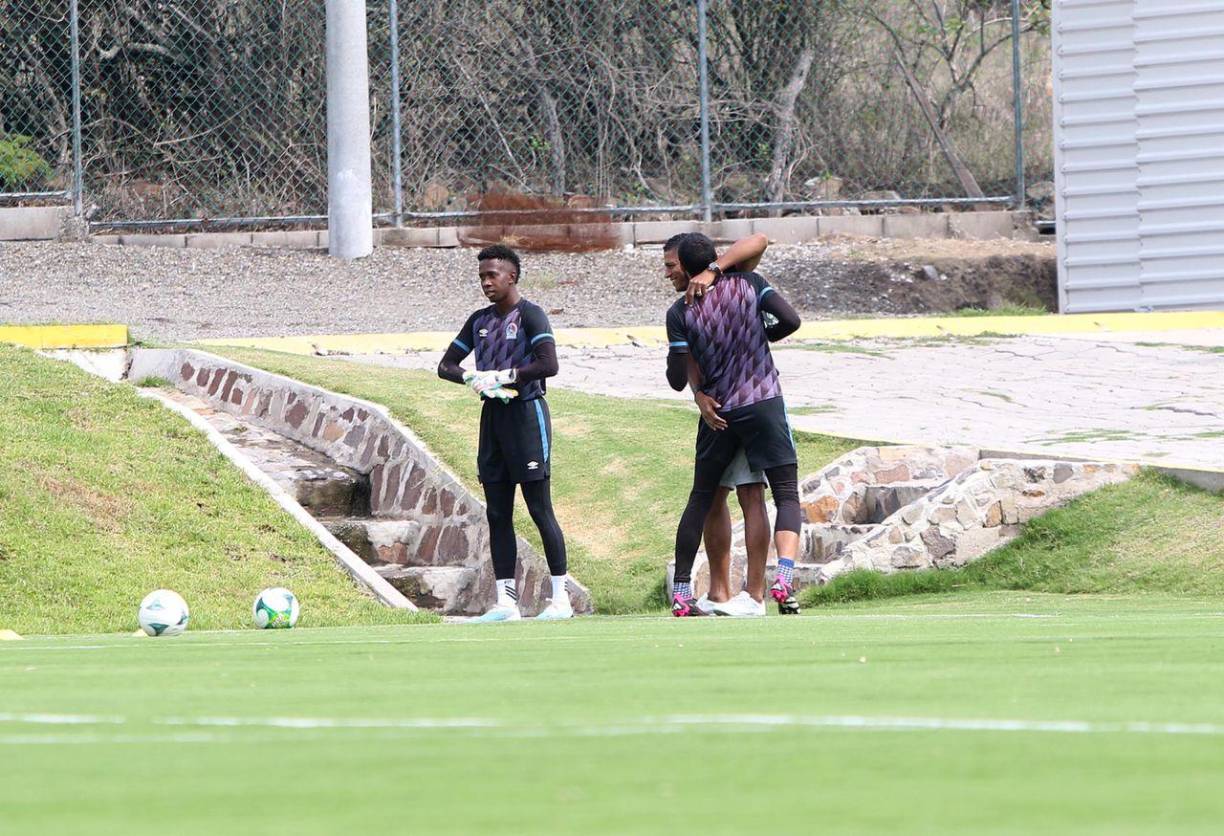 Curiosamente, la plantilla del club tenía un asado preparado para este día, la primera broma no se hizo esperar para el jugador y a lo lejos le gritaron: “Fijo venís porque sabías que había asado”.