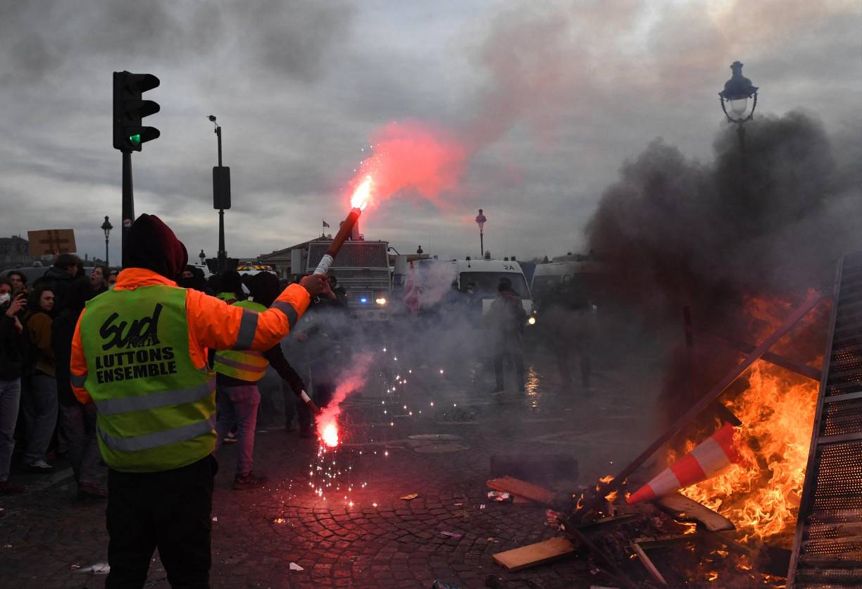 Las fuerzas de seguridad tuvieron que intervenir para desalojar la Concordia, pero las tensiones se trasladaron a otras zonas próximas, como la de los Campos Elíseos.