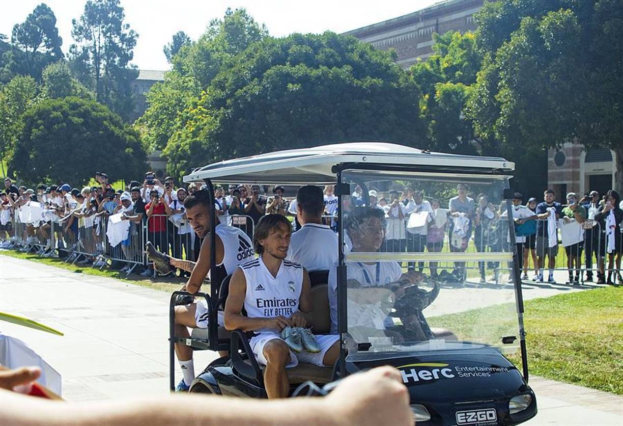 Luka Modric, se moviliza en un carrito de golf a su llegada a un entrenamiento en las instalaciones de la Universidad de California Los Ángeles.