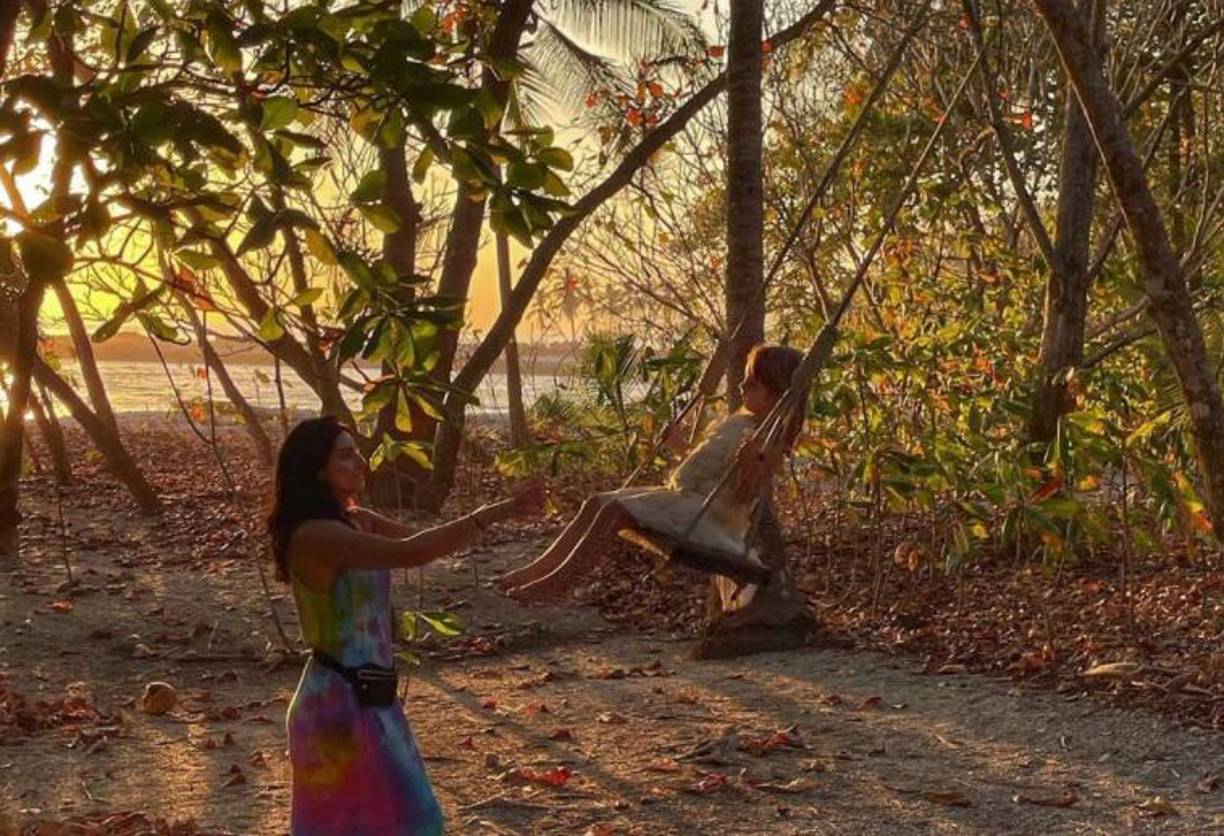 “Este año decidí darnos a Kai y a mí un regalo muy especial de cumpleaños ...Dejé a un lado todo y decidí tomarme varias semanas de viaje con ella y darnos una experiencia muy original en una aventura que al principio se sentía incierta, complicada, salvaje y dudosa y que poco a poco se ha convertido en una de las experiencias más hermosas y poderosas que hemos vivido”, comenzó.