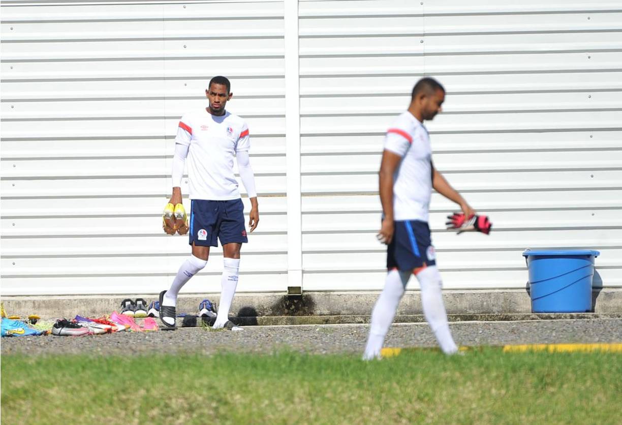 Jerry Bengtson y José Mendoza, portero suplente, con su indumentaria, tacos y medias, listos para el entrenamiento.