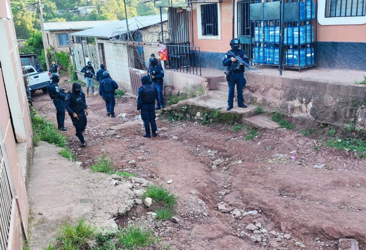 Al lugar se desplazaron elementos policiales, quienes logrando ubicar un inmueble en donde detuvieron a Yadir Antonio.