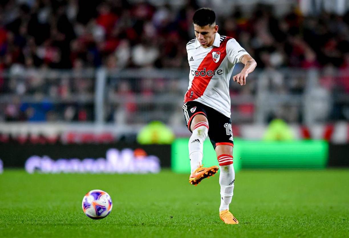 Informa Fabrizio Romano que el Manchester City y River Plate ya firmaron los documentos para el traspaso del argentino Claudio Echeverri. La operación se cierra en 14,5 millones de euros, unidos a otros nueve millones a modo de complementos relacionados con el rendimiento.